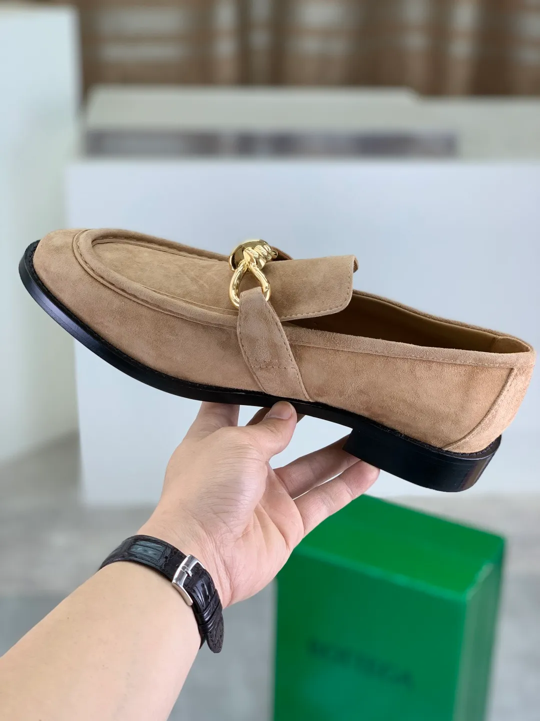 Men's shoes 💰P820 [New model] (genuine leather outsole) water-dyed cow lining 💰High-quality business couple leather shoes 💎💎💎 BOTTEGA VENETA official website synchronizes the latest top version of BV in the market, accept material comparison, shoe type comparison, process comparison, practical and textured, versatile and suitable for any occasion, the more you look at it, the more flavorful it becomes. Purely hand-knitted craftsmanship - Upper material, calfskin imported from Italy 🇮🇹 - High-quality water-dyed cowhide lining - Original private model customized leather outsole -Size: Female 35-39 (40 ordered) Male 39-44 (38 45 can be customized) Color: Multiple colors available